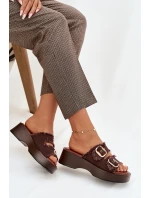 Dámské pantofle na platformě se zlatými sponami čokoládové model 21919104 - Boto