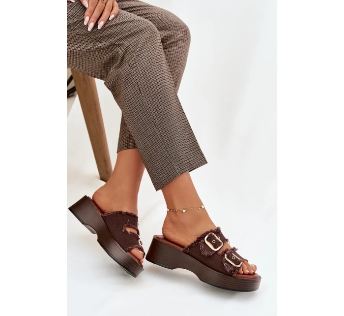 Dámské pantofle na platformě se zlatými sponami čokoládové model 21919104 - Boto