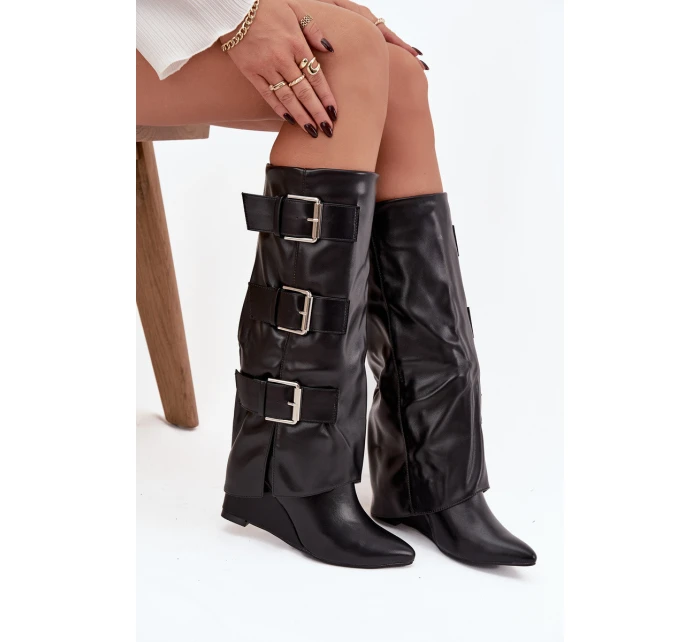 Dámské kozačky na platformě s lemem a přezkami Černé model 21747887 - Boto Dámské kozačky na platformě s lemem a přezkami Černé model 21747887 - Boto