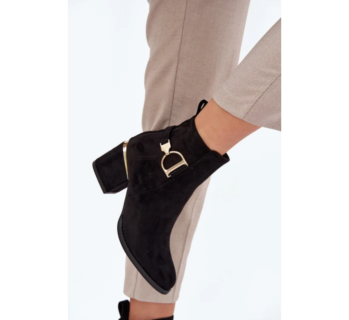 Zateplené dámské boty na podpatku se zlatými prvky černé model 21708256 - Boto Zateplené dámské boty na podpatku se zlatými prvky černé model 21708256 - Boto