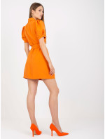 Oranžové oblekové koktejlové šaty s páskem