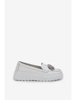 Kožené dámské mokasíny s třásněmi na platformě a klínu bílé model 21685448 - EVENTO