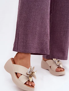 Kožené sandály na platformě s ozdobným květem Vinceza 41511 Béžové