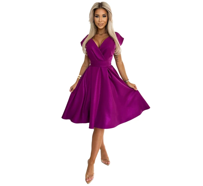 SCARLETT Rozšířené dámské šaty ve fuchsijové barvě s s přeloženým obálkovým výstřihem a páskem model 20141725 - numoco SCARLETT Rozšířené dámské šaty ve fuchsijové barvě s s přeloženým obálkovým výstřihem a páskem model 20141725 - numoco