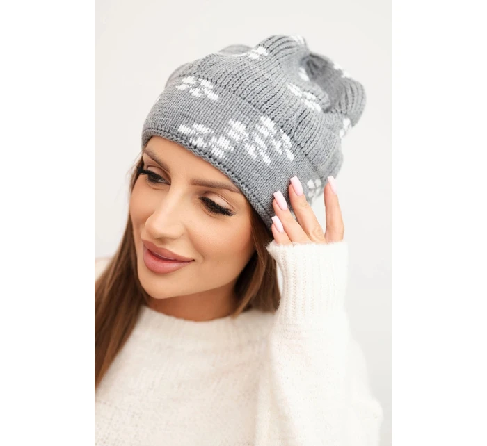 Dámská zimní pletená čepice se vzorem sněhových vloček K463 šedá Dámská zimní pletená čepice se vzorem sněhových vloček K463 šedá