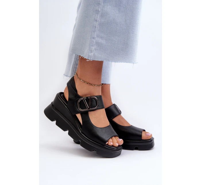 Dámské sandály na klínové podrážce a platformě z ekokože černé Triaola
