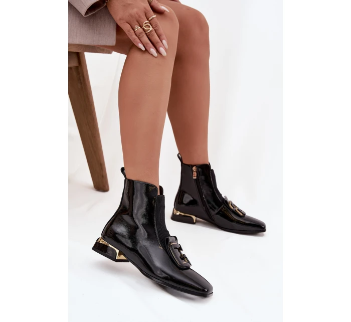 Kožené lakované dámské kotníkové boty na nízkém podpatku s ozdobou model 21715514 Černé - D&A