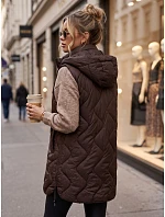 Dlouhá dámská prošívaná vesta s kapucí, čokoládová, FashionStreet TY6014 Dlouhá dámská prošívaná vesta s kapucí, čokoládová, FashionStreet TY6014