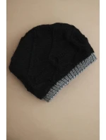 Dámská zimní čepice z vlny s proplétaným vzorem K443 černá + šedá Dámská zimní čepice z vlny s proplétaným vzorem K443 černá + šedá