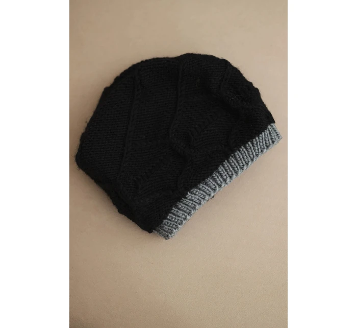 Dámská zimní čepice z vlny s proplétaným vzorem K443 černá + šedá Dámská zimní čepice z vlny s proplétaným vzorem K443 černá + šedá