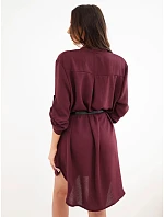 Šaty s delším zadním dílem a pásem model 22403061 - K-Fashion Šaty s delším zadním dílem a pásem model 22403061 - K-Fashion