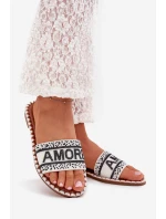 Dámské sandály na plochém podpatku se zdobením Amore bílé Avelina Dámské sandály na plochém podpatku se zdobením Amore bílé Avelina