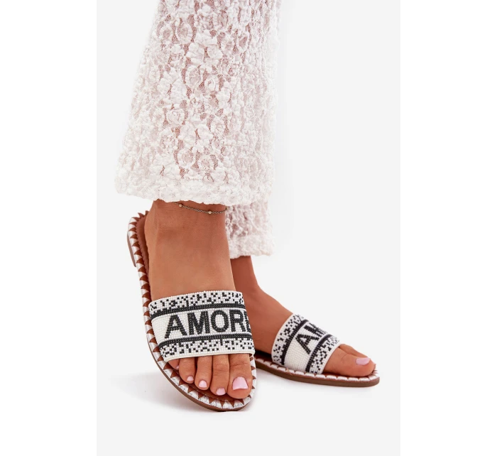 Dámské sandály na plochém podpatku se zdobením Amore bílé Avelina Dámské sandály na plochém podpatku se zdobením Amore bílé Avelina