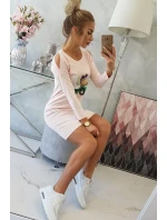 Šaty s potiskem model 18744032 v pudrově růžové barvě - K-Fashion Šaty s potiskem model 18744032 v pudrově růžové barvě - K-Fashion