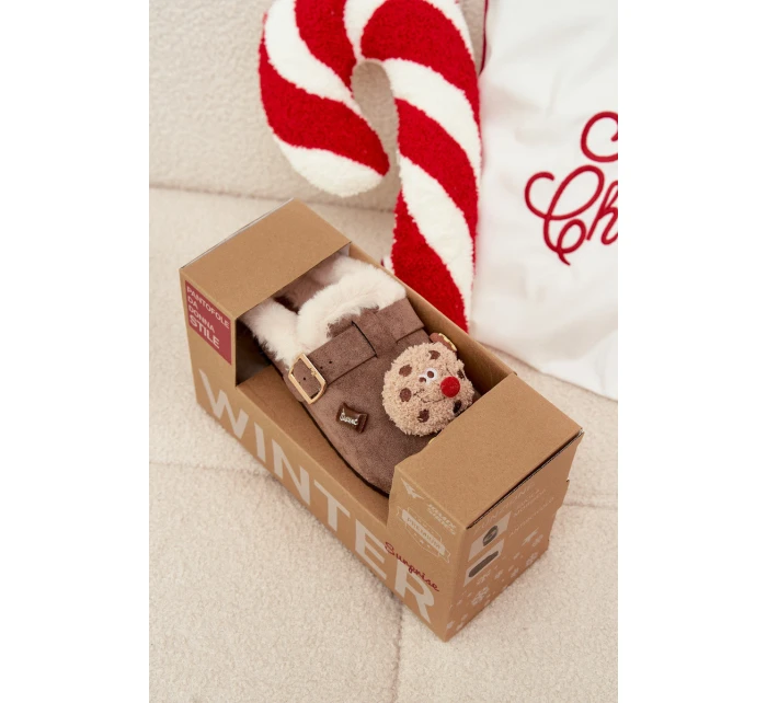 Dámské pantofle s ozdobami a přezkou vyhřívané kožešinou hnědé model 21772630 - Boto Dámské pantofle s ozdobami a přezkou vyhřívané kožešinou hnědé model 21772630 - Boto