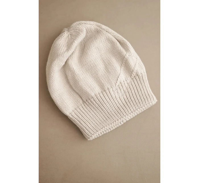 Dámská zimní čepice s vlnou a žebrovaným vzorem K471 béžová Dámská zimní čepice s vlnou a žebrovaným vzorem K471 béžová