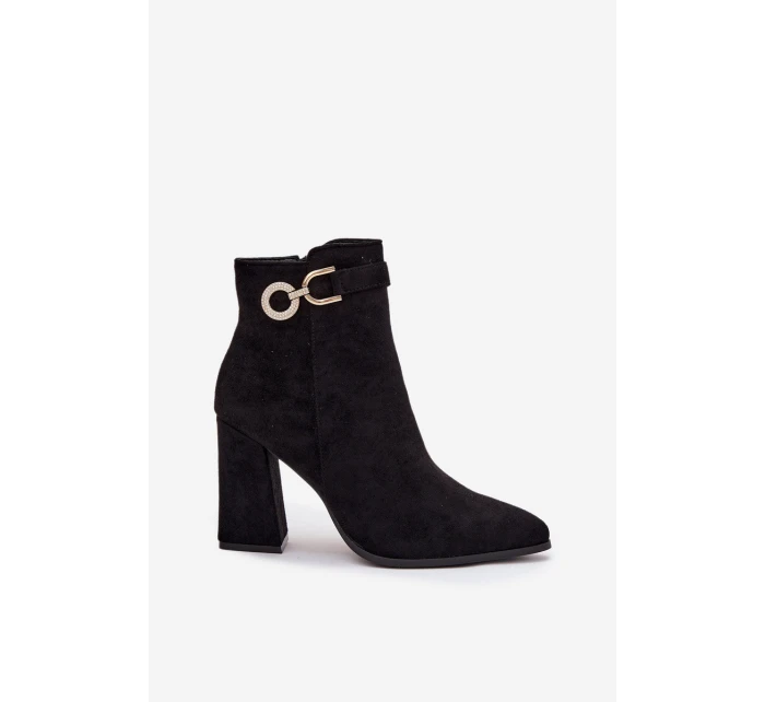 Dámské zateplené kotníkové botky z eko semiše na sloupku s ozdobou – černé Lymall