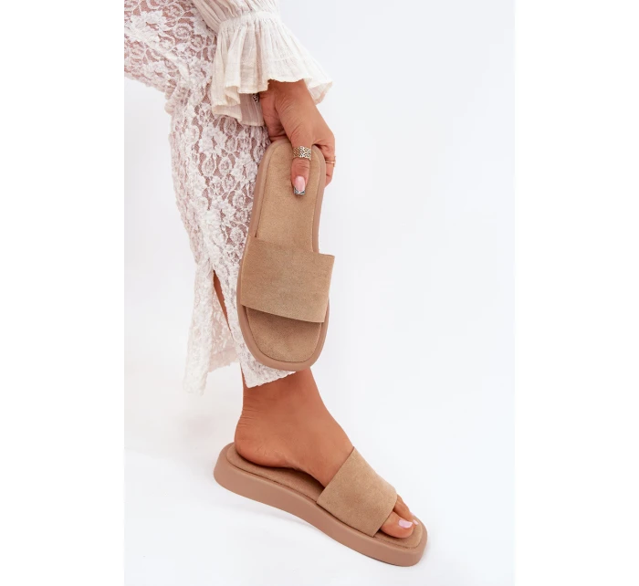 Dámské Pantofle Na Platformě Z Eko Semiše Tmavě Béžové model 21703777 - Boto Dámské Pantofle Na Platformě Z Eko Semiše Tmavě Béžové model 21703777 - Boto