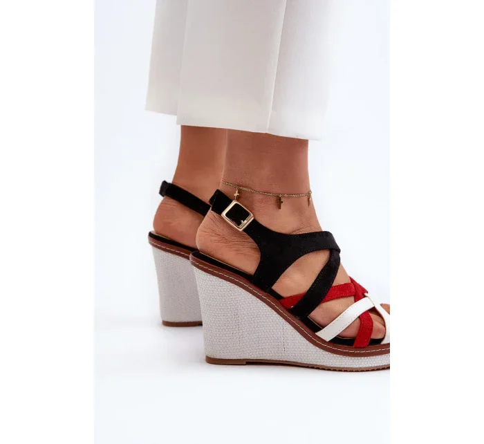 Černé sandály Ellen model 20450434 na klínu - Kesi Černé sandály Ellen model 20450434 na klínu - Kesi