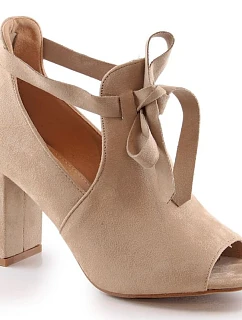 Bežové semišové sandály na podpatku s mašlí – model 22368738 - Potocki