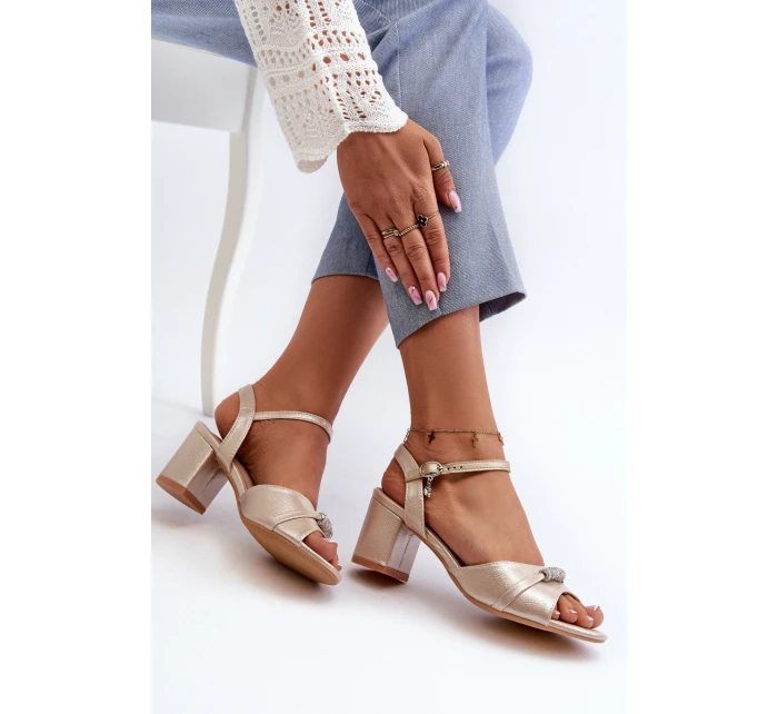 Dámské sandály z ekokože na podpatku s ozdobami zlaté model 21658156 - VINCEZA