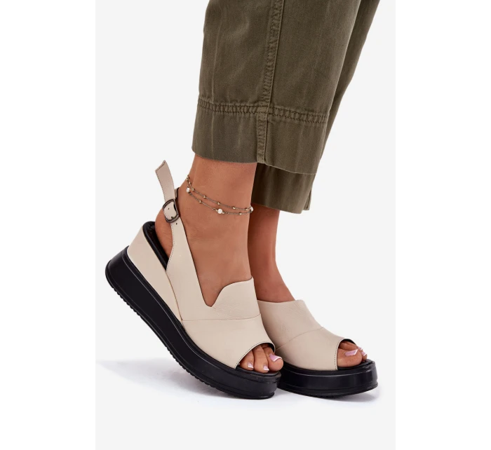 Kožené dámské sandály na klínu model 21697572 béžové - Artiker