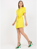 Žluté mini dvouřadé koktejlové šaty s páskem