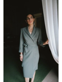 model 21319093 Košilové šaty vázané v pase khaki barva - STYLOVE