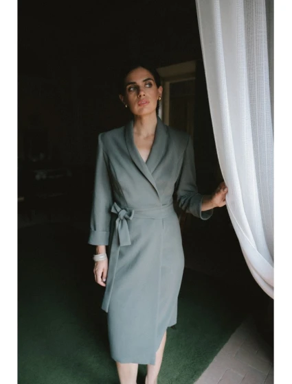 S415 Košilové šaty vázané v pase - khaki barva