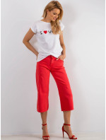 Červené roztrhané džíny