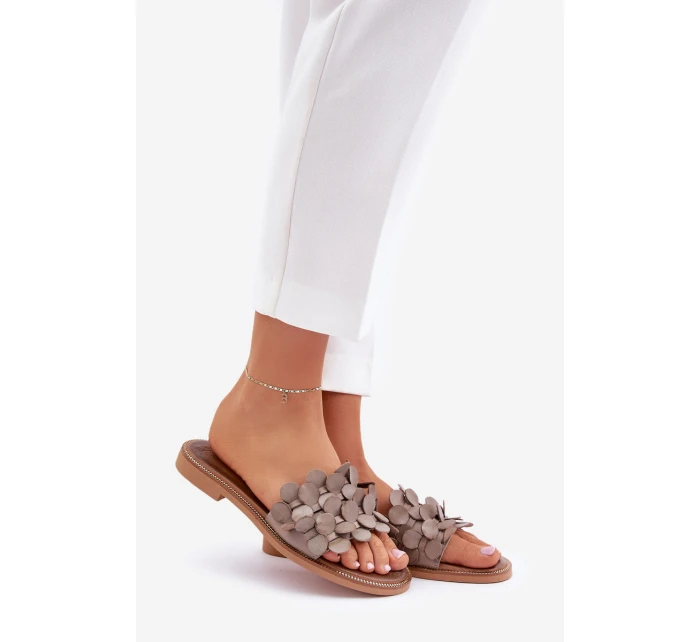 Dámské pantofle na plochém podpatku model 22014107 Taupe Zazoo - ZOiO