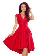 Červené dámské šaty s delším zadním dílem a krajkovým výstřihem model 8228358 - numoco