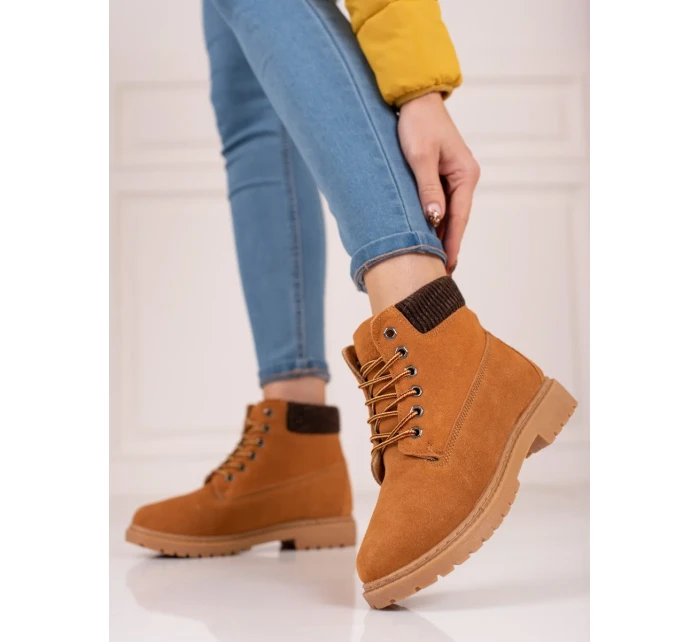 Stylové kotníčkové boty dámské hnědé na plochém podpatku Stylové kotníčkové boty dámské hnědé na plochém podpatku