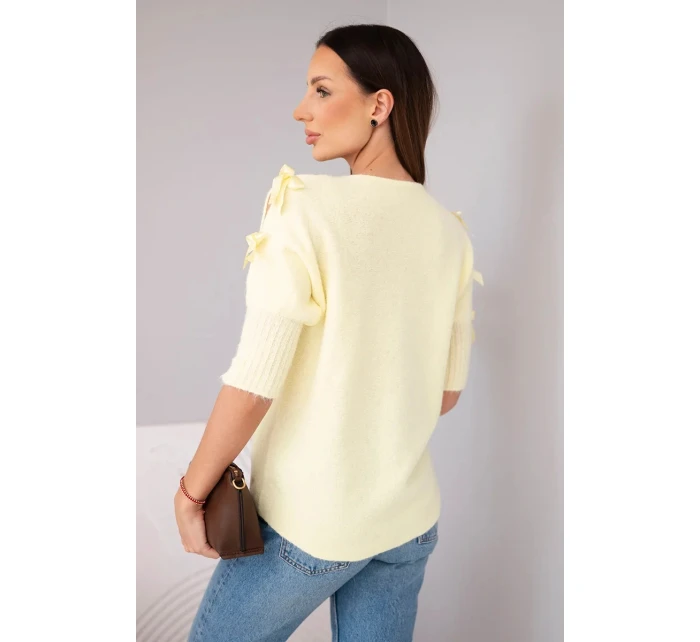 Dámský svetr s krátkým rukávem a ozdobnými mašličkami žlutý