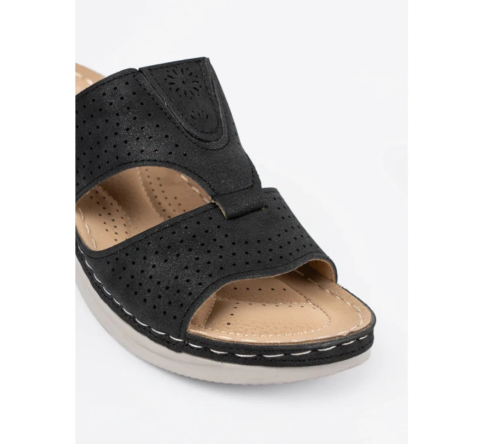 Klasické černé nazouváky dámské na plochém podpatku Klasické černé nazouváky dámské na plochém podpatku