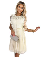 Béžové dámské šaty s krajkou a zlatým opaskem model 18622703 - numoco basic