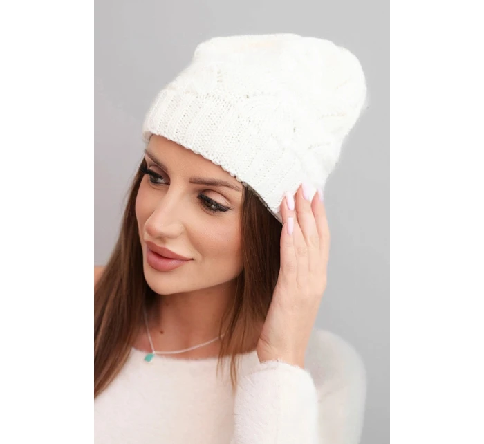 Dámská zimní čepice z vlny s krajkovým vzorem model 21817801 ecru - K-Fashion Dámská zimní čepice z vlny s krajkovým vzorem model 21817801 ecru - K-Fashion