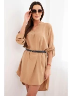 Šaty s delšími zády a páskem světle camelová