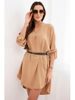 Šaty s delšími zády a páskem světle camelová