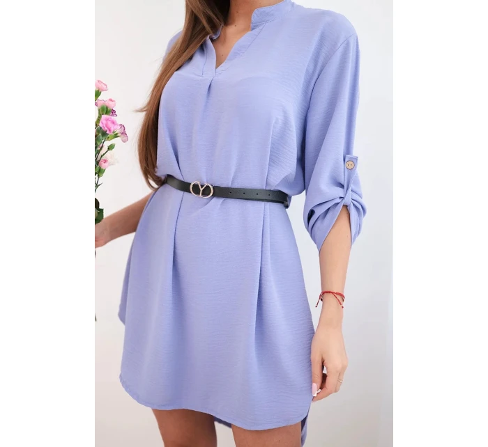 Šaty s delším zadním dílem a páskem světle fialová