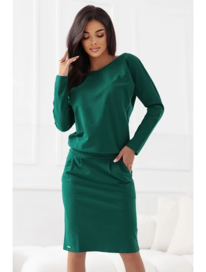 Teplákové šaty s dlouhým rukávem a kapsami střih s výstřihem na zádech zelené model 21303434 - numoco Teplákové šaty s dlouhým rukávem a kapsami střih s výstřihem na zádech zelené model 21303434 - numoco