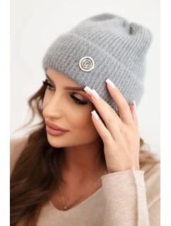 Dámská zimní čepice model 21441800 s ozdobným knoflíkem tmavě šedá - K-Fashion