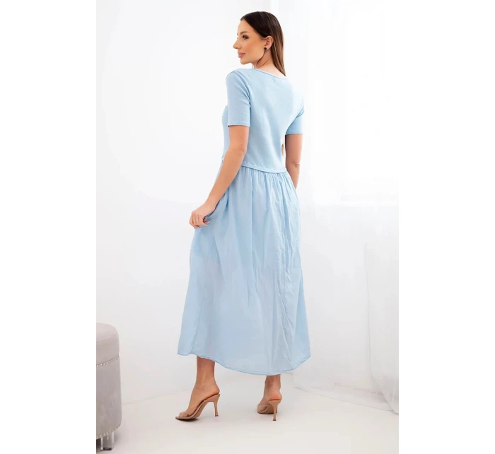 Dámské bavlněné midi šaty s krátkým rukávem a rozšířeným spodkem modrá