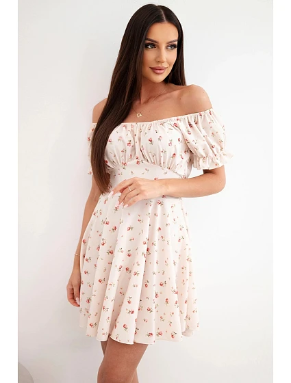 Dámské šaty s model 22205829 květy s volánkem a výstřihem béžová - K-Fashion Dámské šaty s model 22205829 květy s volánkem a výstřihem béžová - K-Fashion