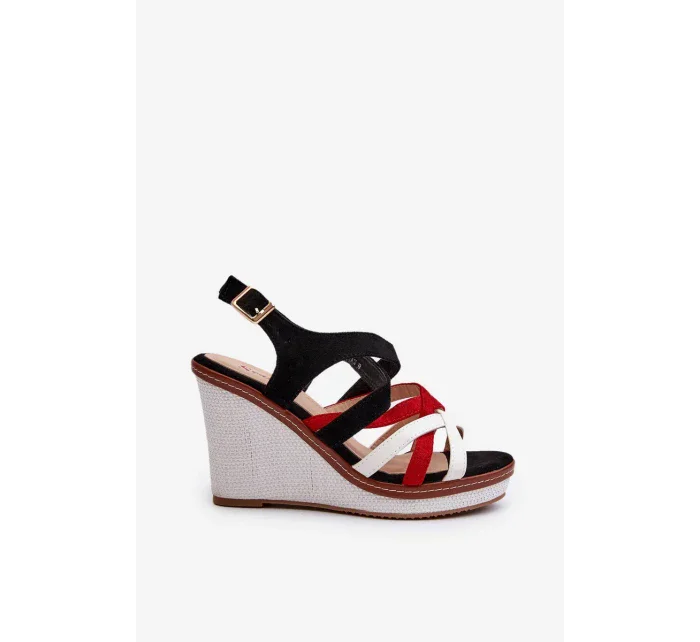 Černé sandály Ellen model 20450434 na klínu - Kesi Černé sandály Ellen model 20450434 na klínu - Kesi