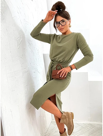 Dámské midi šaty v khaki barvě s páskem model 20302461 - Moon Dámské midi šaty v khaki barvě s páskem model 20302461 - Moon