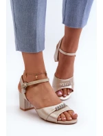 Dámské sandály z ekokože na podpatku s ozdobami zlaté model 21658156 - VINCEZA