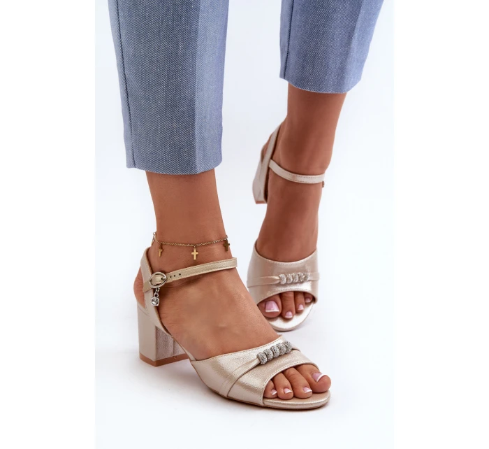 Dámské sandály z ekokože na podpatku s ozdobami zlaté model 21658156 - VINCEZA
