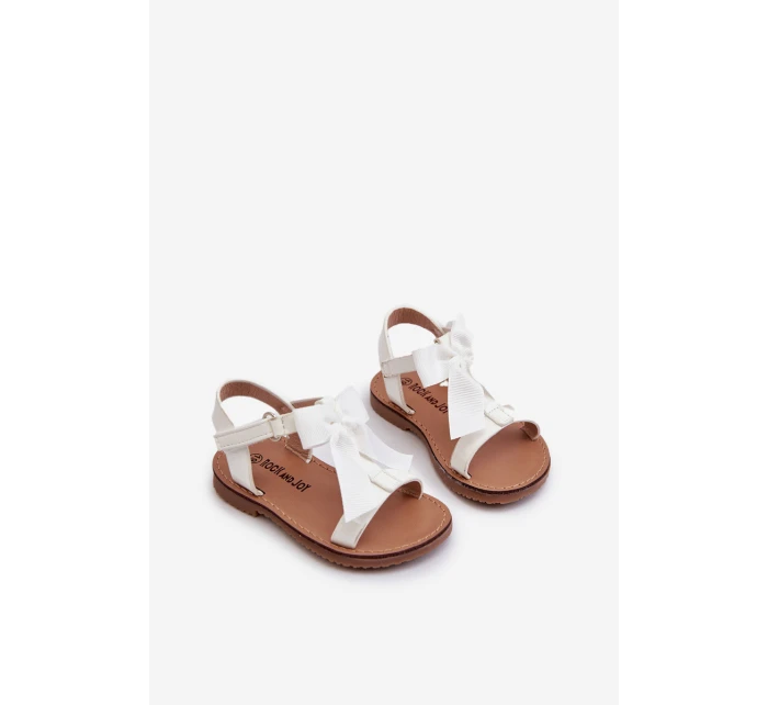 Lakované dětské sandálky s mašlí na suchý zip, bílé Joratia Lakované dětské sandálky s mašlí na suchý zip, bílé Joratia