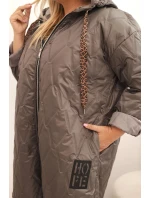 Dámská bunda Plus Size prošívaná s kapucí a nápisem model 21297114 cappuccino - K-Fashion